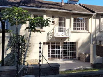 3 Bedroom Flat & Apartment