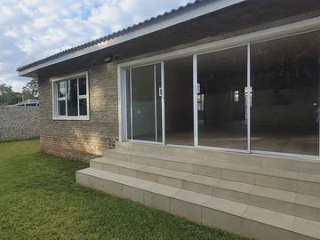 Immaculate simplex garden flat!